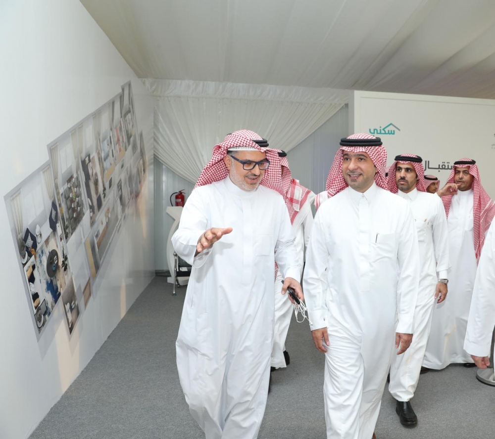 وزير الإسكان يتفقد عددًا من المشاريع السكنية في جدة ويشدد على سرعة الانجاز لخدمة المواطنين.