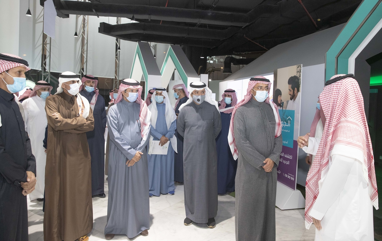 وزير الصناعة والثروة المعدنية ونائب وزير العمل يزوران مركز سكني الشامل بمدينة الرياض